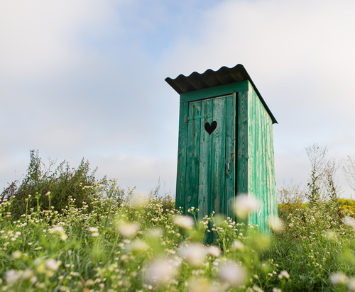 Toilettenhaus im Gras