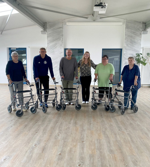 Fünf Mitglieder der Rollatorgruppe Göttingen mit den gespendeten Rollatoren